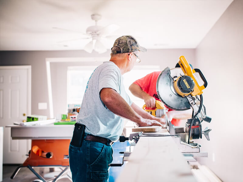 Elektriker bei der Arbeit, detaillierte Verkabelung