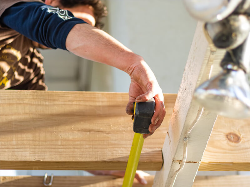 Installation von Solarpaneelen auf einem Dach